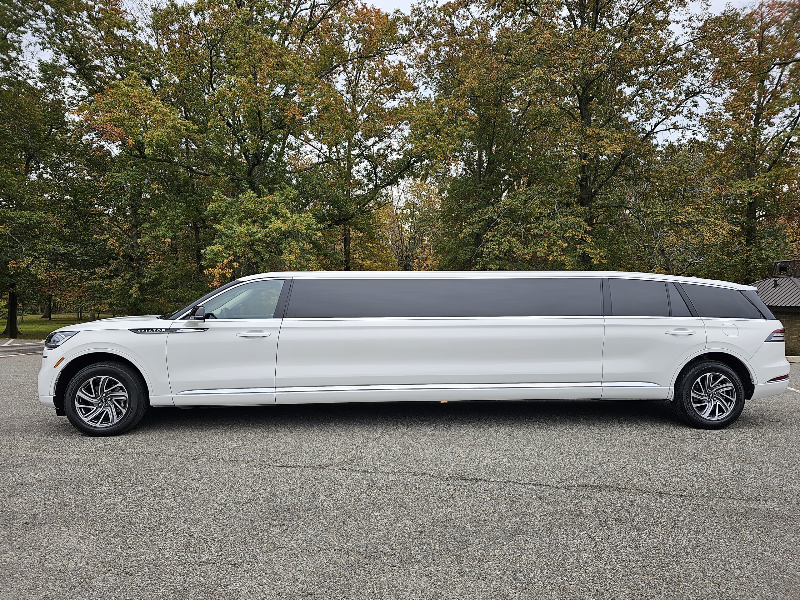 10-passenger-lincoln-aviator-ext-2 Lincoln Aviator limo exterior 2