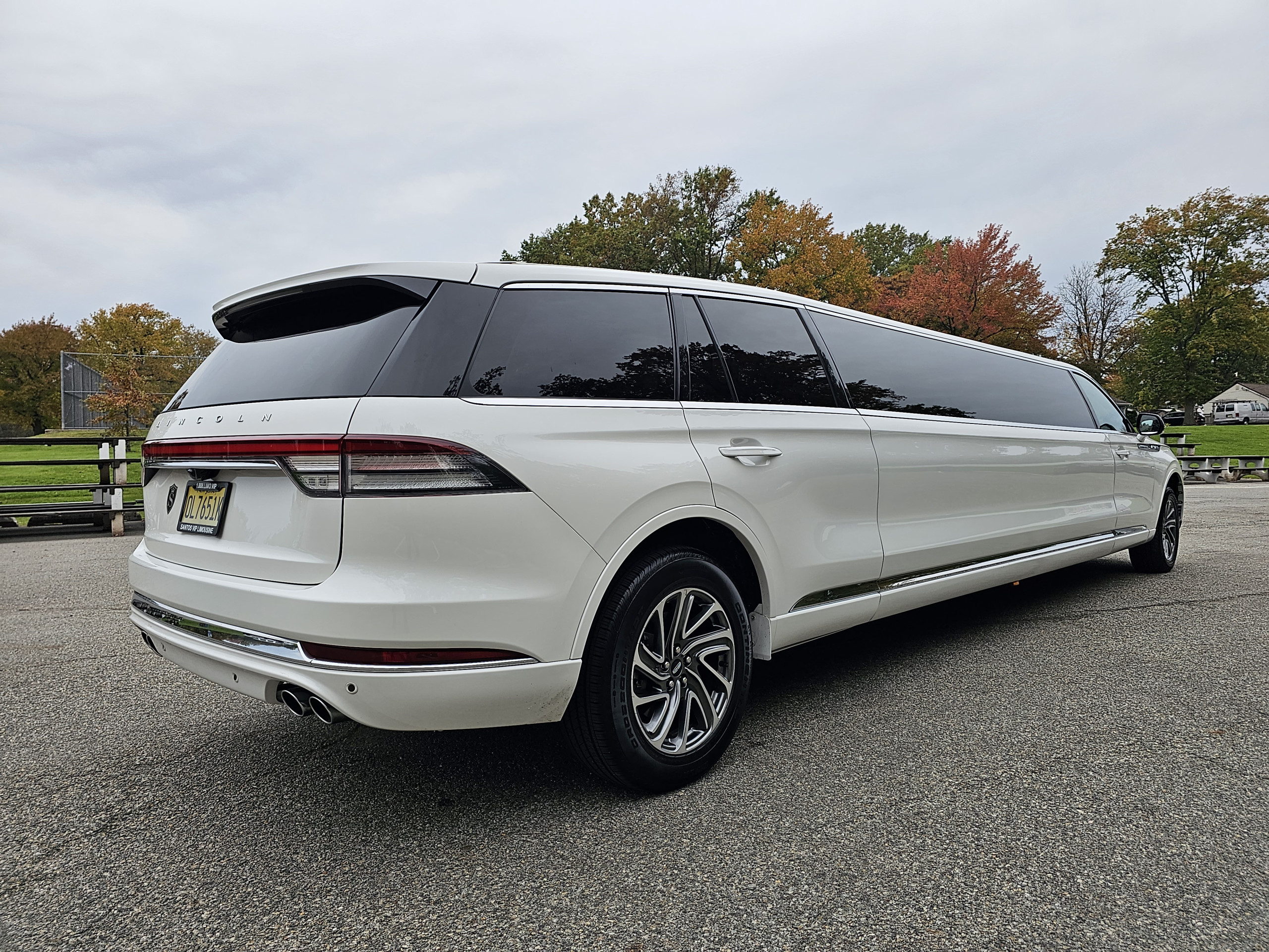 10-passenger-lincoln-aviator-ext-3 Lincoln Aviator limo exterior 3