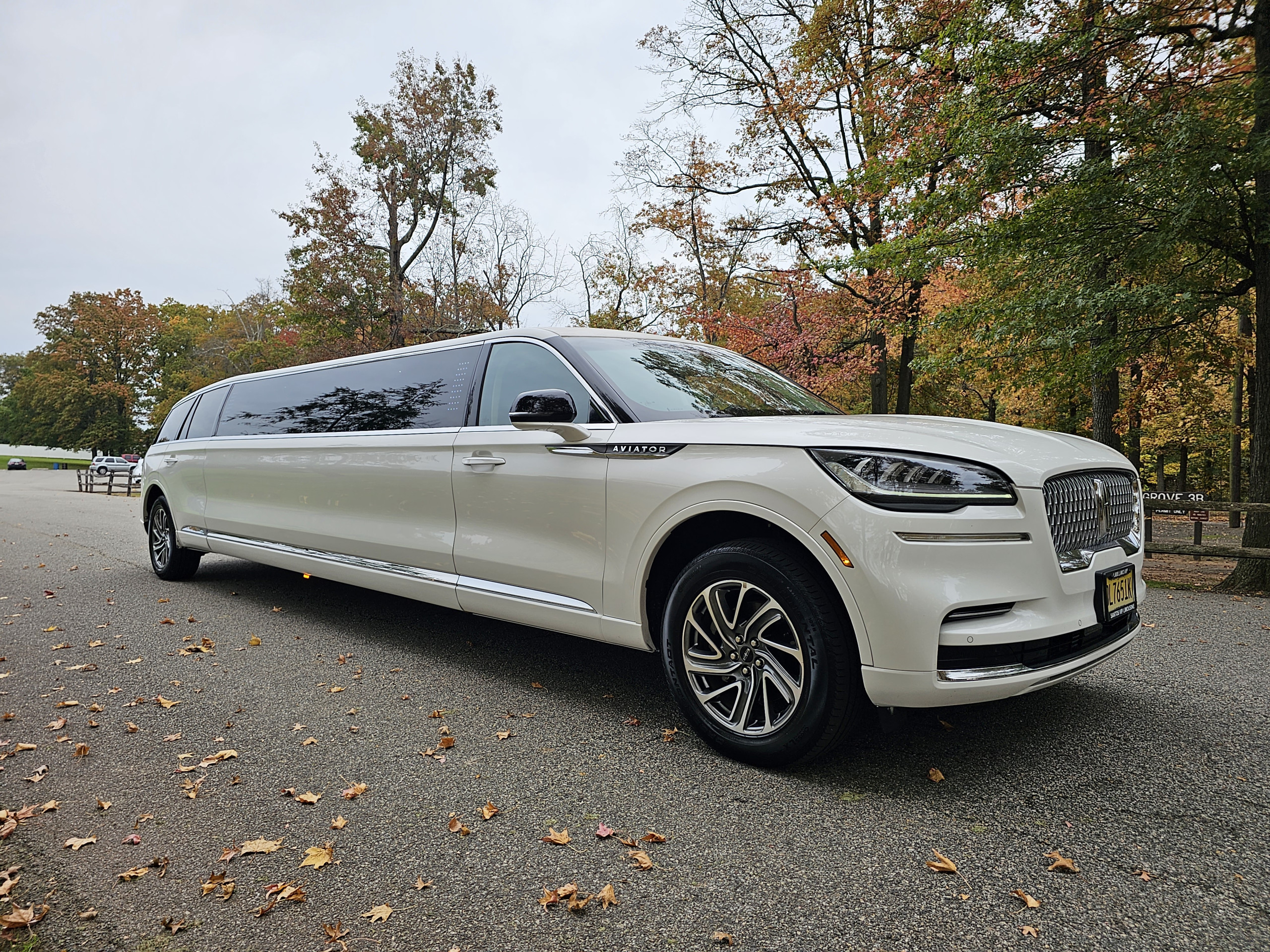 10-passenger-lincoln-aviator-ext-4 Lincoln Aviator limo exterior 4
