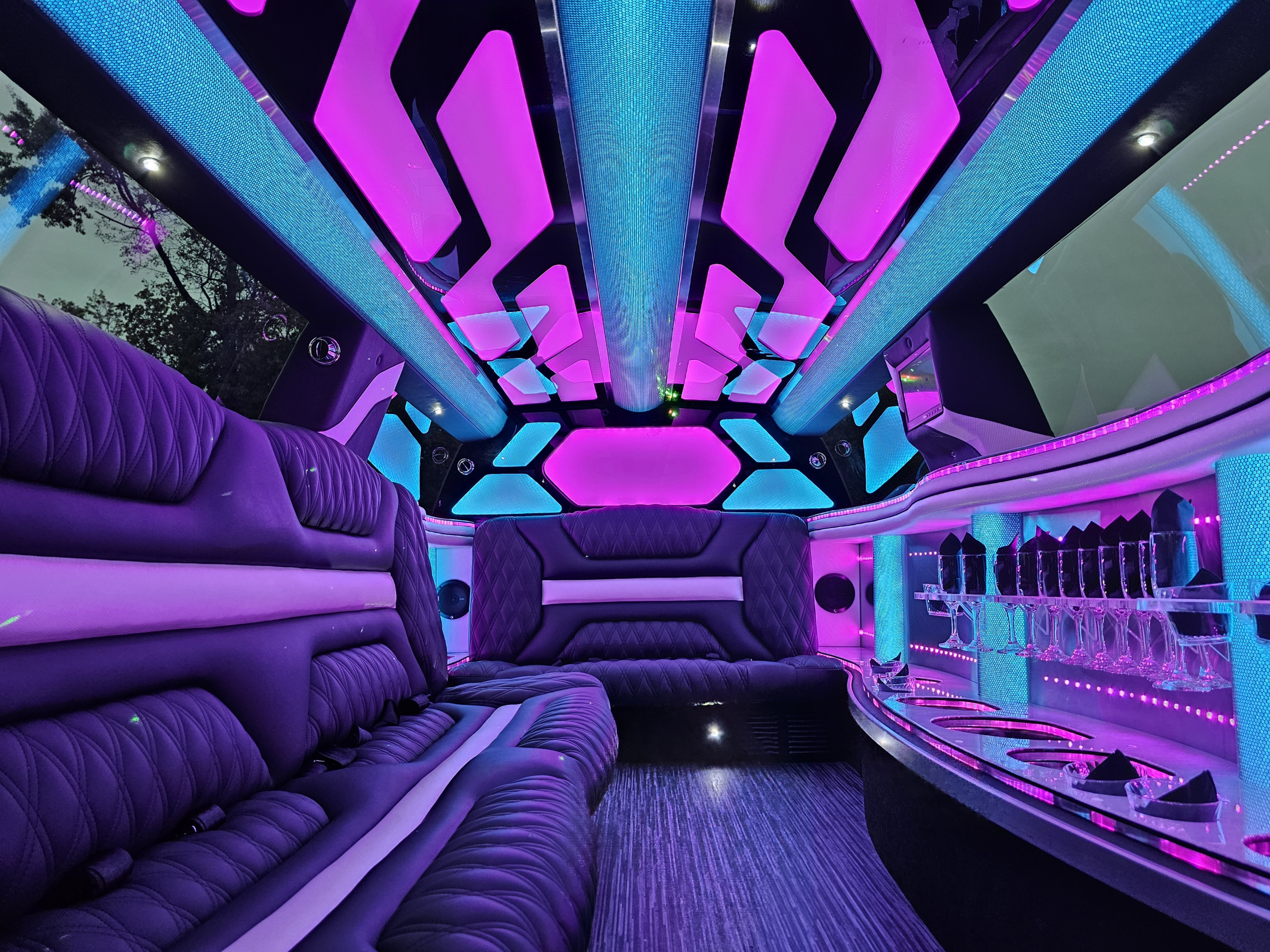 10-passenger-lincoln-aviator-int-1 Lincoln Aviator limo interior 1