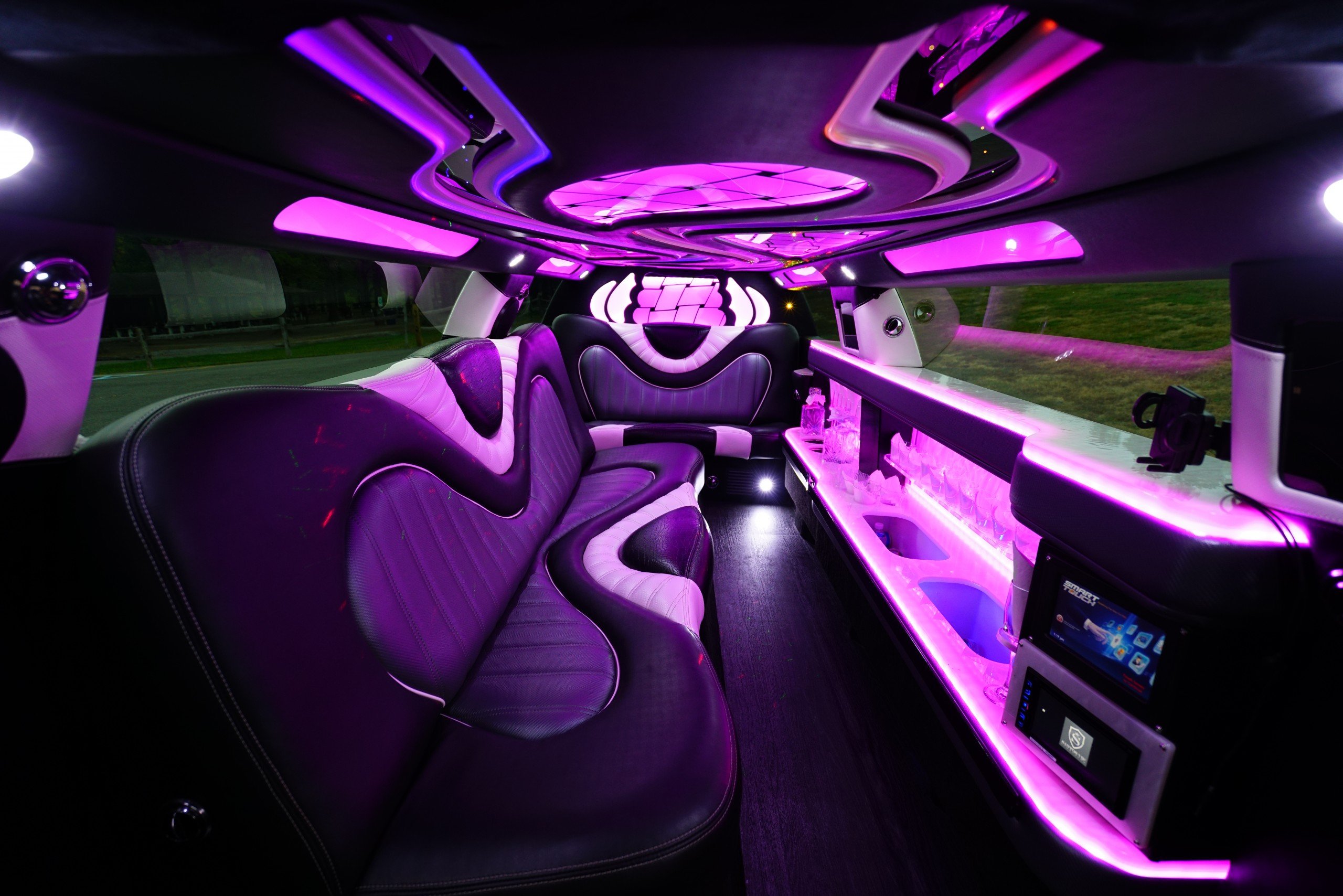 Chrysler 300 stretch limo – Interior Chrysler 300 stretch limo - Interior